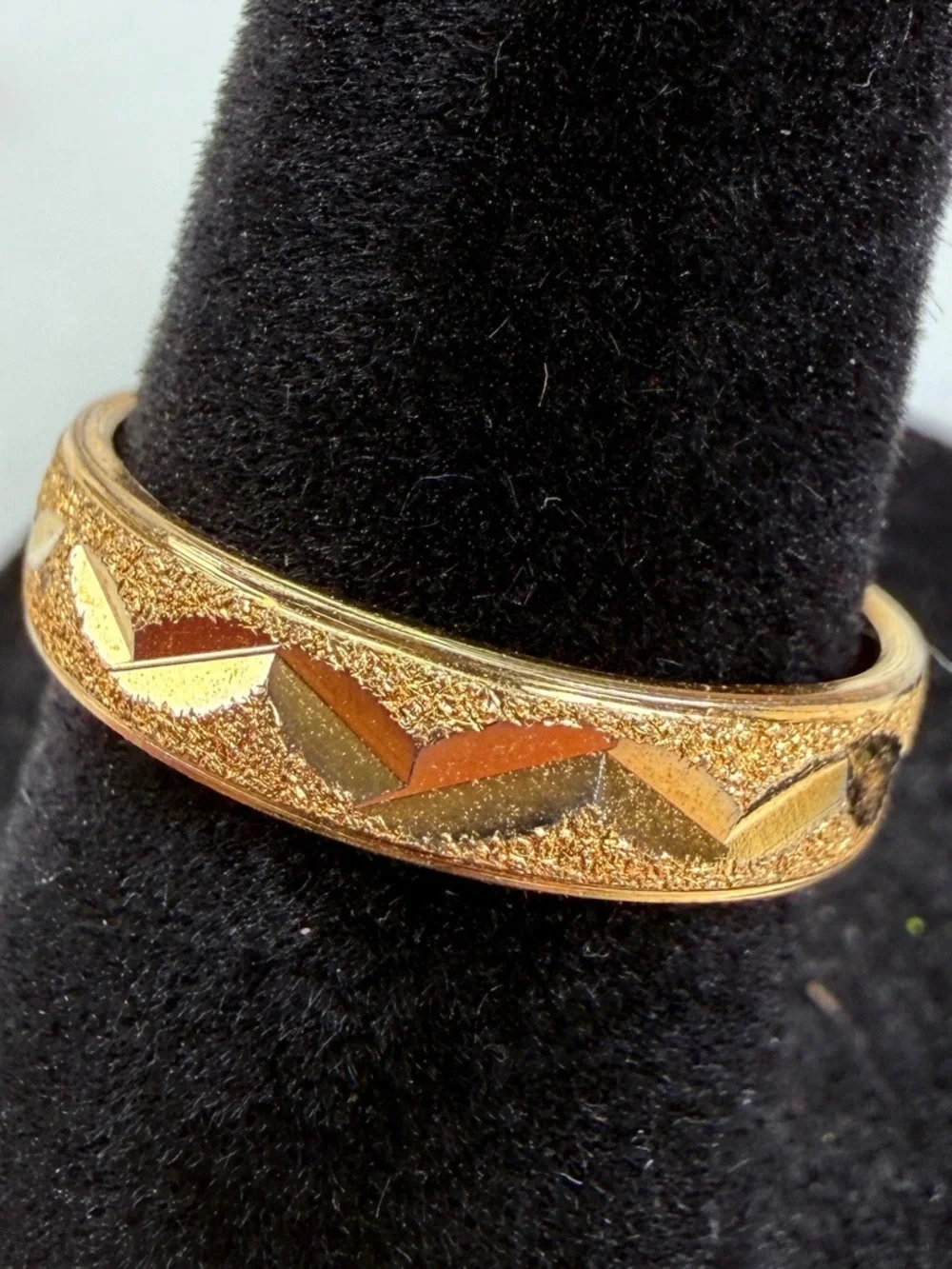 Elegant etched Goldtone Lightweight sz 6.75 band Ring